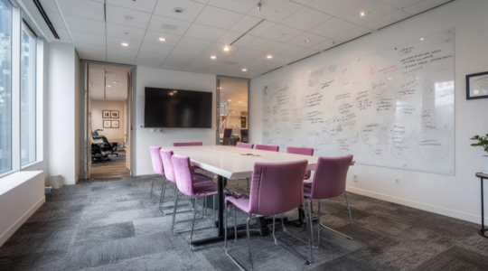 tableau magnétique grand format dans une salle de réunion